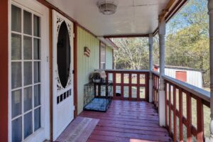 Charming 2-bedroom, 1-bathroom home for sale on 1 acre in Durant, OK 74701. Perfect starter home for first-time homebuyers with spacious outdoor living.